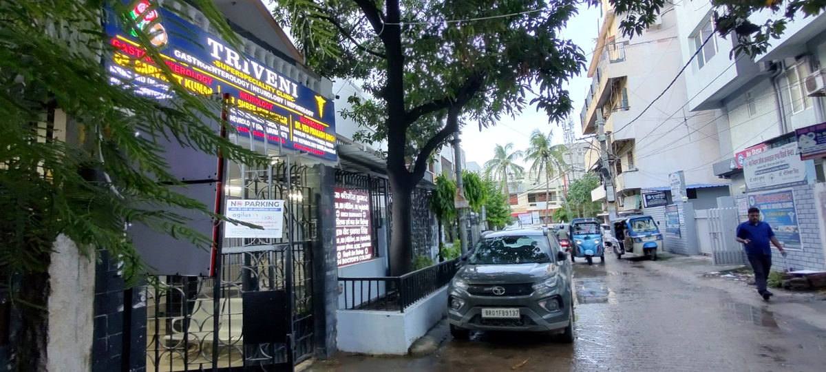Street approach to Triveni Superspeciality Clinic in Doctors Colony, Kankarbagh.